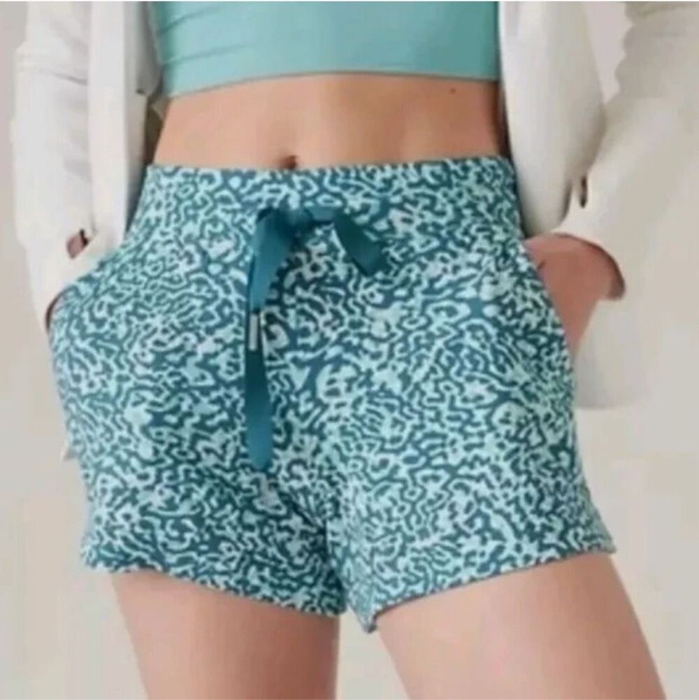 Athleta Clouded Leopard Print Blue Tie Waist 4” Balance Mini Shorts medium NEW